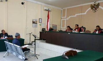 Adul alias Bedul bin Syofriadi UmarSaat mendengarkan Dakwaan JPU di PN Tanjungpinang atas Pembunuhan yang dilakukan