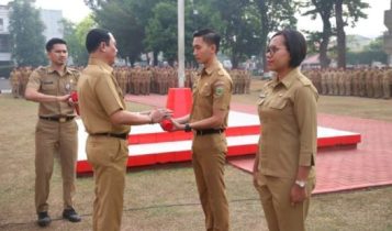 Hadi Praboeo saat menyerahakan SK Penempatan Penugasan Praja IPDN di Lapangan Kampus IPDN Cilandak Jakarta Selatan