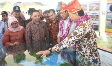 Isdianto dan Dirjen SDA PUPR Pusat saat melihat Market Plan pembangunan Bendungan Sei Gong Batam
