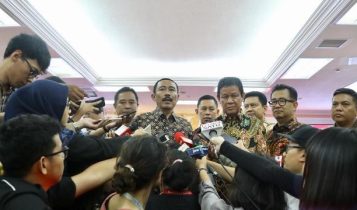 Sekretaris Menteri Dalam Negeri Hadi Prabowo dan Plt.Gubernur Kepri Isdianto daat memberi keterangan pada Wartawan