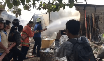 Anggota Damkar dan Masyarakat kota Tanjungpinang saat berusaha memadamkan Api dirumah Rusli