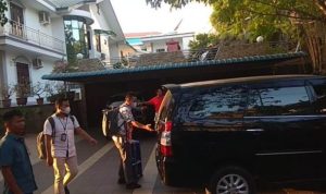 Anggota KPK usai melakukan penggeledahan membawa sejumkah Dokumen Izin PT FMA PT BI dan PT AIM dari Rumah Hendi HDS