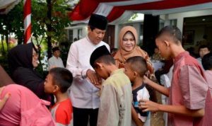 Gelar Open Hous Idulfitri Isdianto dan Isteri Jamu anak anak dirumahnya