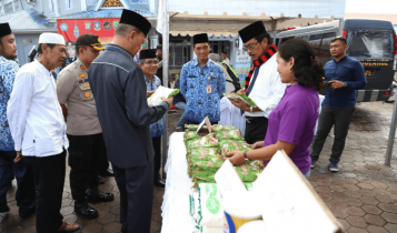 Gubernur Kepri Nurdin Basirun dan wali kota Tanjungpinang H.Syahul saat meninjau Bazar Ramadahan di Tanjungpinang
