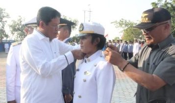 Isdianto Sematkan Pangkat salah satu Taruni dalam Pelantikan Taruna Taruni SMK Pelayaran Maritim dan Penerbangan Nasional Batam