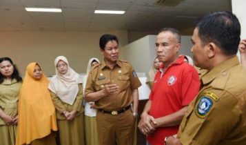 Isdianto bersama warga pemohon Periizinan mengaku kecewa dengan pelayanan DPMPTS Kepri yang lambat