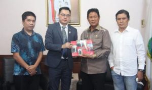 Isdianto saat bertemu dengan Director Business And Development Asia Komite Perdamaian Dunia World Peace Commite Jeffrey Tan