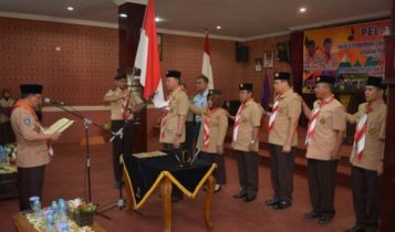 Ketua Kwarda Gerakan Pramuka Kepri TS.Arif Fadillah saat melantik Wali kota Tanjungpinang H.Syahrul menjadi Ketua Majelis Pembimbing Cabang dan dan Ketua Kwartir Cabang Gerakan Pramuka Kota Tanjungpinang