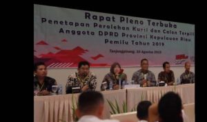 Lima Komisioner KPU dalam Peleno Penetapan Perolehan dan Calon Terpilih Anggota DPRD Provinsi Kepri Pemilu 2019 di CH Hita Tanjungpinang