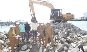 Nurdin Basirun Saat melakukan peninjuaan Proyek Gurindam 12 Tanjungpinang