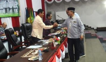 Paripurna LKPJ APBD 2018 Wagub Kepri Isdianto dan Ketua DPRD Kepri Jumaga Nadeak menyalami anggota Fraksi DPRD Kepri