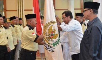 Pelantikan APDESI Lingga Ketua APDESI menerima Bendera Pelakat Dari Gubernur Kepri