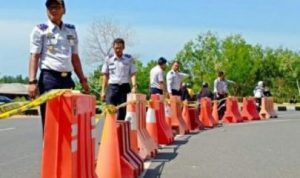 Petugas Dishub saat mengatur Rute menjelang pemberlakukaan jalan satu arah one Way di Jalan Gatoto Subroto san jalan Ahmat Yani Tanjungpinang