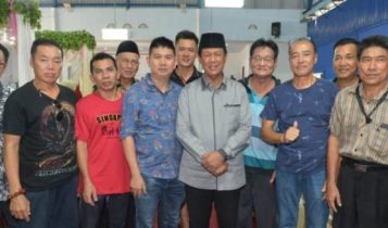 Plt.Gubernur Kepri Isdianto bersama warga Kundur saat kunjungan silaturahmi