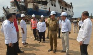 Plt.Gubernur Kepri Isdianto dan Sekda Kepri TS.Arif Fadillah mengunjungi Bongkahan KM.Sembilang Yang terbakar beberapa waktu lalu
