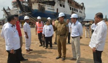 Plt.Gubernur Kepri Isdianto dan Sekda Kepri TS.Arif Fadillah mengunjungi Bongkahan KM.Sembilang Yang terbakar beberapa waktu lalu
