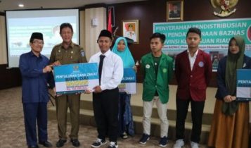 Plt.Gubernur Kepri Isdianto menyerahkan Beasiswa Bina Dai Bantuan Ekonomi terencana dari Baznas Badan Amil Zakat Nasional Kepri kepada orang orang yang berhak dan layak menerima.