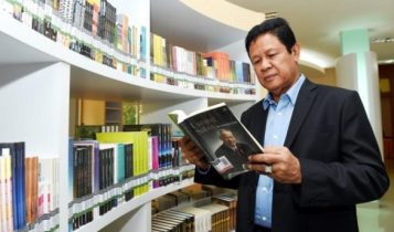 Plt.Gubernur Kepri Isdianto saat mengunjugi Perpustakaan Provinsi Kepri dan melihat Buku tuliasan Almarhum HM.Sani