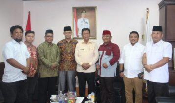Plt.Gubernur kepri Isdianto saat bertemu dan bersilaturahmi dengan Bamus Betawi di Batam