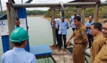 Plt.Sekda Kepri Isdianto saat meninjau kondisi Waduk Sei Pula yang mulai kering atas kemarau yang melanda Kepri
