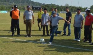 Sekda Kepri TS.Arif Fadillah melakukan sepakan pertama dalam pembukaan turnamen Sepak Bola Jurnalist Cup 2019
