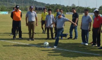 Sekda Kepri TS.Arif Fadillah melakukan sepakan pertama dalam pembukaan turnamen Sepak Bola Jurnalist Cup 2019