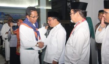 Sekda Kepri TS.Arif Fadillah saat bersalaman dengan Jamaah Calon Haji wakil wali kota Batam Amzakar Ahmad pada keberangkatan JCH Kloter ke 28 dari Embar Kasih Batam Provinsi Kepri