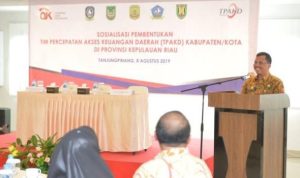 Sekda kepri TS.Arif Fadillah saat membuka Rapat Sosialiasi dan Pemebentukan TPAKD Kabupaten dan Kota Se Provinsi Kepri