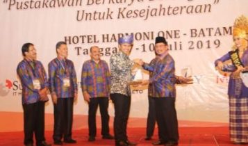 Seminar Ilmiah IPI 2019 Cerdaskan Bangsa dengan Majukan Perpustakaan di Batam