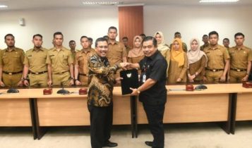 Staf Ahli Bidang Pemerintahan Kementerian Dalam Negeri Suhajar Diantoro menyerahakan berita acara Penempatan 24 ASN lulusan IPDN Kemendagri kepada Sekda Kepri TS.Arif Fadillah