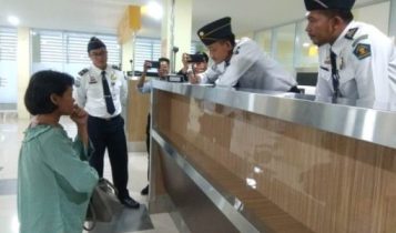 TKW Poniyem saat diwawancara petugas Perlintasan orang Hangar Imigrasi Tanjungpinang di Pelabuhan Sri Bintan Pura Tanjungpinang