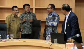 TS.Arif Fadillah saat menerima Calon Guru Besar