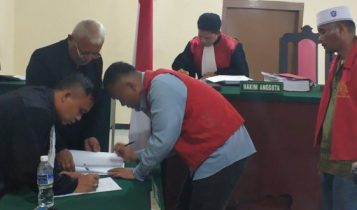 Terbukti lakukan pencuriaan secara bersekutu dengan Andi Cori Terdakwa Julianta Mitra dan Sahbuddin menandatangani Tandatangani berita acara sidang yang menghukum dirinya 1 tahun dan 3 bulan penjara