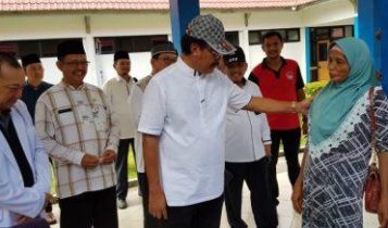 Tinjau RSUD Natuna di Ranai Nurdin sapa salah satu warga yang sedan berobat