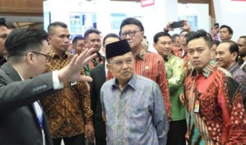 Wapres RI M.Jusuf Kalla Saat melakukan Peneninjuan Inovasi Kreatif pelayanan pada pameran yang di gelar Menpan RB di Jakarta Beberapa waktu lalu