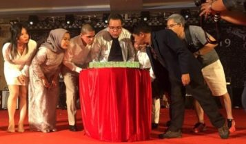 GM Laguna Bintan Alpha Eldiansyah bersama jajaran Management Laguna Bintan meniup lilun HUT ke 25 Tahun Banyan Tree Bintan