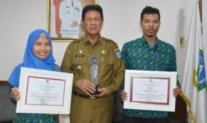 Isdianto bersama peserta juara III TTG unggulan tingkat Nasional di Bengkulu dengan karya inovasi Sabun Limbah Sagu atas nama Rizka Wahyuni dan Fauziah