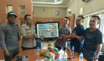 Jurnalis Mitra Polres saat menyerahkan Cendramata Karikatur ke Kapolres Tanjungpinang AKBP.Ucok Lasdin Silalahi.