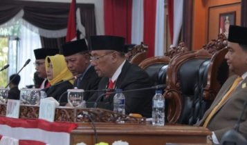 Ketua DPRD kota Tanjungpinang Sementara Agus Djuriyanto dan wakil Ketua DPRD Ade Angga saat memimpin Sidang Paripurna Perdana DPRD Kota Tanjungpinang