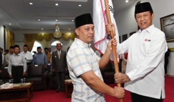 Ketua PMI Kepri Isdianto saat menyerahakan pelakat Bendera PMI kepada ketua PMI Lingga M.Nizar