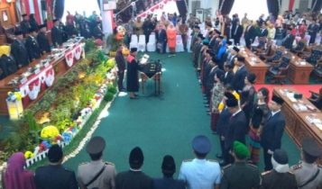 Ketua PN Tanjungpinang Admiral SH saat mengambul Sumpah dan janji 30 orang anggota DPRD kota Tanjungpinang 2019 2024