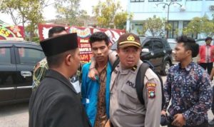 Mahasiswa UMRAH yang sebelumnya mencoba membentangkan Spanduk Tuntutuan Rakyat diamankan Kepolisan