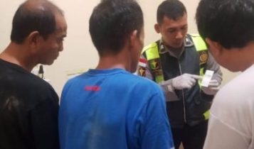 Penyidik Polres Anambas saat menunjukan Hasil Tes Urin dari dua Tersangka usai ditangkap di Tanjungpinang