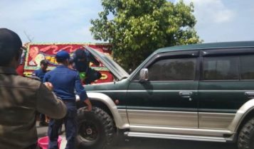 Petugas Damkar memeriksa Satu unit mobil Pajero keluaran tahun 1989 terbakar dan nyaris meledak di halaman kantor DPRD Kota Tanjungpinang