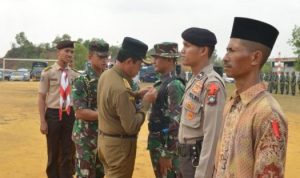 Plt.Gubernur Kepri Isdianto menyematkan Pin Pengharagaan pada Prajurit TNI Polisi Babinkamtibmas serta Masyarakat yang sukses melaksanakan Opster TNI 2019 di Pulau Sambu Batam