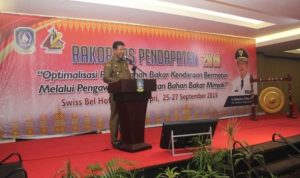 Plt.Gubernur Kepri isdianto saat memberi amanah pada Rakornas Pendapatan 2019 di Swiss Bell Hotel Batam