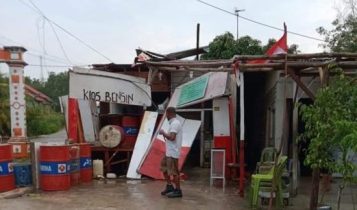 Salah satu Kios Pertamini warga yang porak poranda akibat angin puting di Desa kota Baru Kecamatan Teluk Sebong Bintan.