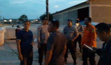 TIM SAR Tanjungpinang bersama Kepolisian dan TNI AL saat melakukan persiapan pencarian Korban Nelayan jatuh ke Laut di Desa Kawal Bintan