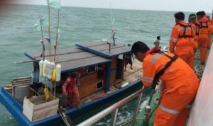 Tim SAR Gabungan saat melakukan upaya penyelamatan pada Kru Kapal nelayan KM.Carolina yang terombang ambing di laut Karimun