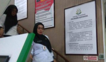 Kepala dinas BP2RD Tanjungpinang Riany saat keluar minta izin menunaikan sholat usai diperiksa penyidik Kejaksaan dalam dugaan korupsi Pajak BPHTB di Instansinya e1625128107859 Kepala dinas BP2RD Tanjungpinang Riany saat keluar minta izin menunaikan sholat usai diperiksa penyidik Kejaksaan dalam dugaan korupsi Pajak BPHTB di Instansinya e1625128107859